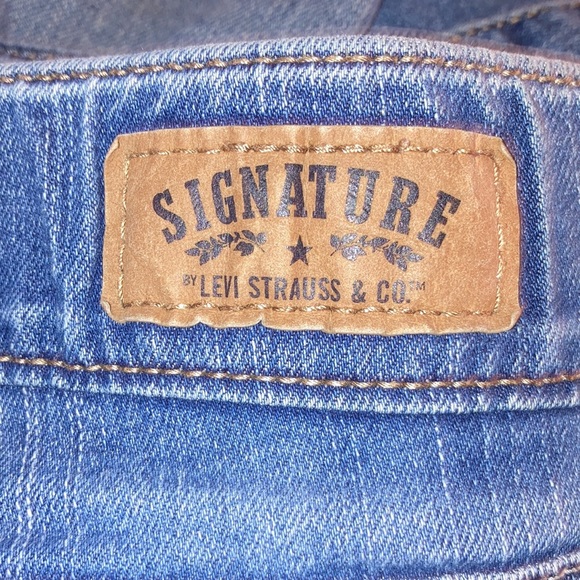 Levi Strauss & Co womens capris - Picture 4 of 4